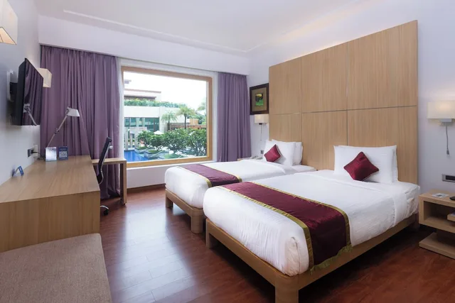 غرفة سوبيريور بسريرين منفصلين بإطلالة على المسبح، NOVOTEL HYDERABAD AIRPORT 2/7