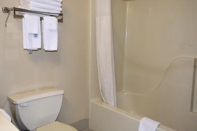 جناح بسرير كينج مع أريكة، Quality Inn & Suites Brooks Louisville South 4/5