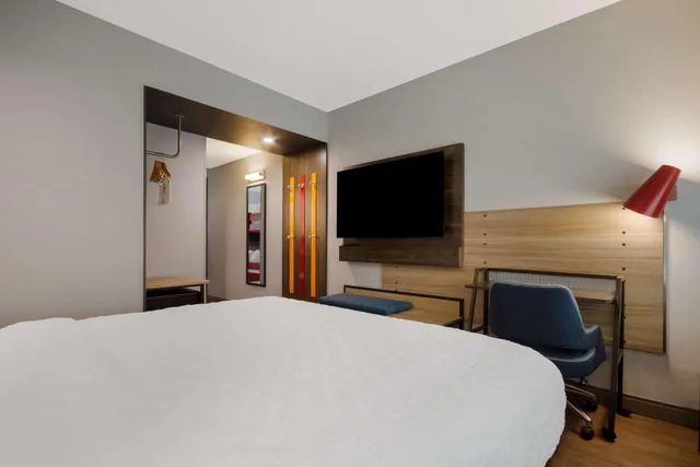 غرفة بسرير كينج وسريرين منفصلين وسرير بطابقين، Tru by Hilton Destin 2/6