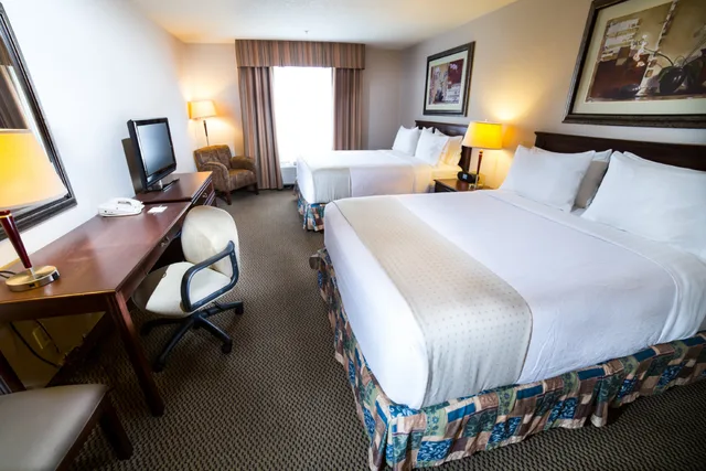 غرفة قياسية بسريرين كوين، Holiday Inn Hotel & Suites West Edmonton 1/2