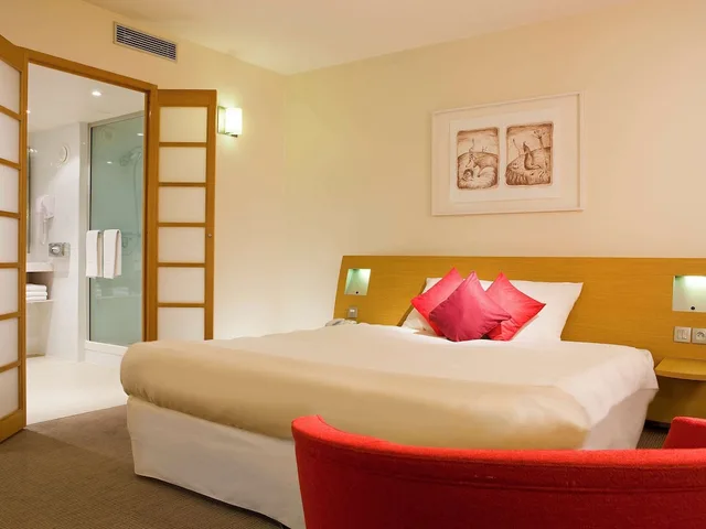 غرفة تنفيذية بسرير مزدوج بإطلالة على المدينة، Novotel Paris La Defense Esplanade 1/10