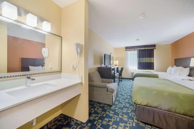 Upgrade, Suite, 2 Queen Beds, Sofa، Quality Inn O'Fallon IL - St. Louis 9/10