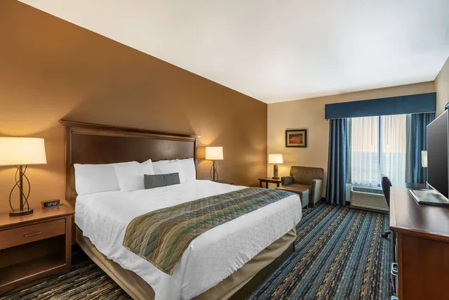 غرفة بسرير كينج، Best Western Plus Casper Inn & Suites 1/5