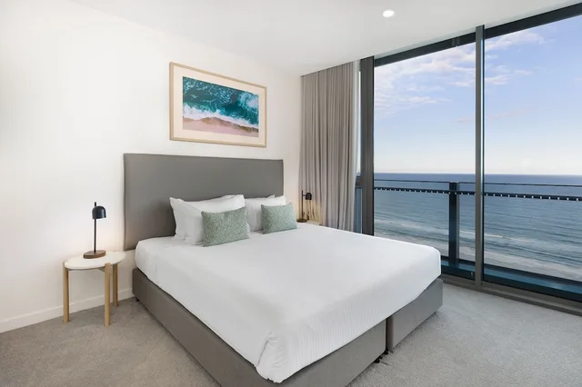 غرفة بريميوم بسرير كينج وسريرين منفصلين بإطلالة على البحر بغرفتي نوم، ULTIQA Signature at Broadbeach 1/6
