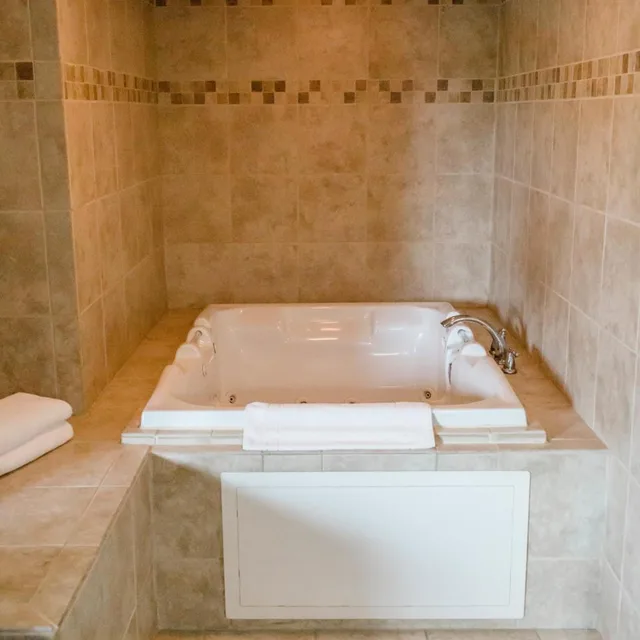 جناح بجاكوزي، Expressway Inn 6/6