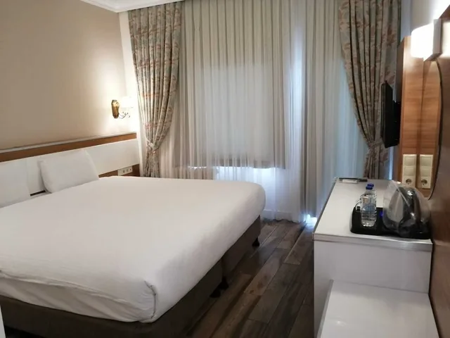 غرفة ديلوكس بسريرين منفصلين بإطلالة على المسبح بغرفة نوم واحدة، IRIS HOTEL 1/4