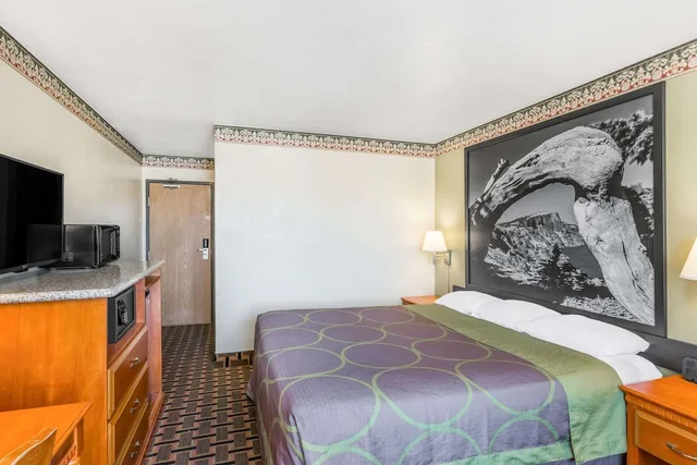 غرفة بسرير كينج، Super 8 Grants Pass 1/3