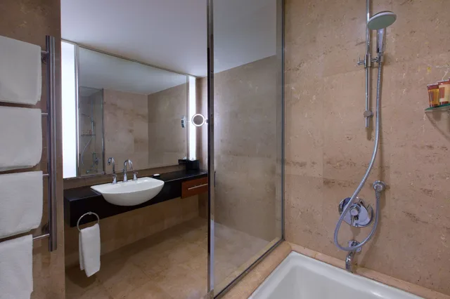 غرفة ديلوكس بسريرين مزدوجين بإطلالة على النهر، Royal Orchid Sheraton Riverside Hotel Bangkok 4/4