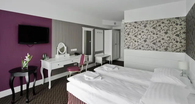 Room, Double Bed, Balcony, Lamberton Hotel 4/9
