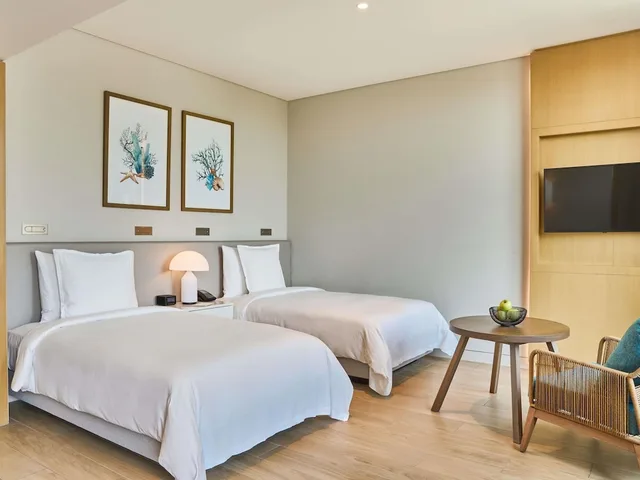 Junior Suite, Twin Beds, Beach Front, Terrace، Movenpick Resort Al Marjan Island 1/4