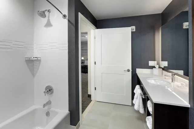 جناح بسرير كينج بغرفة نوم واحدة مع أريكة، Residence Inn Milwaukee Brookfield 2/5