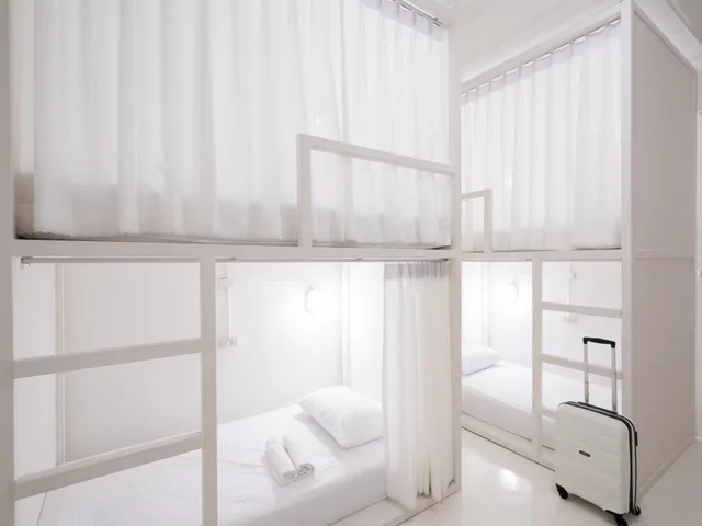 جناح، Hao Hostel Phuket 2/3