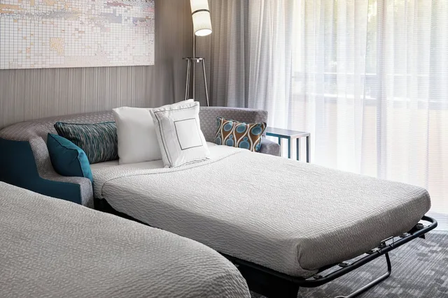 غرفة بسرير كينج بإطلالة على الحديقة مع أريكة، Courtyard by Marriott San Jose Cupertino 4/8