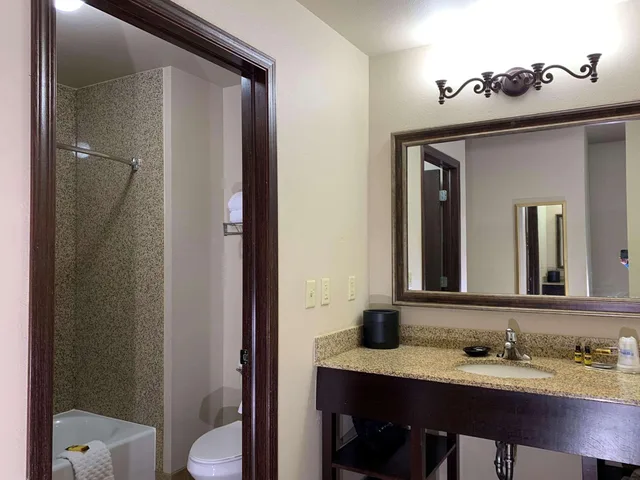 جناح بسريرين كوين، Radisson Hotel River Falls 3/3