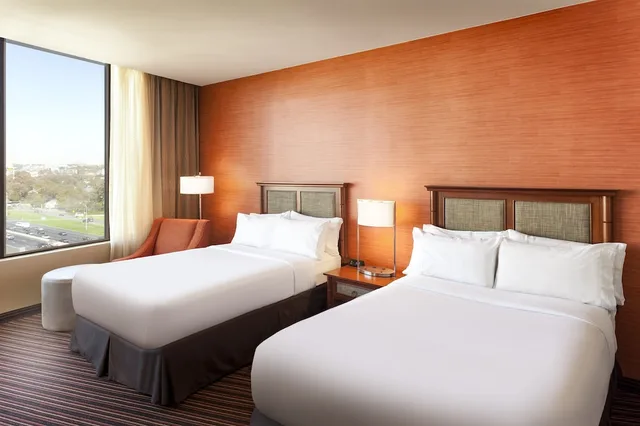 غرفة قياسية بسريرين مزدوجين بإطلالة على البحيرة، Holiday Inn Austin Town Lake Hotel 1/4