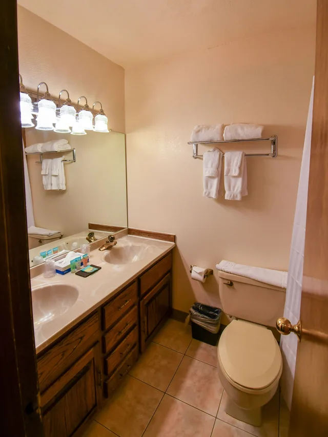 Standard, King Bed, No Air Condition، Inn at SilverCreek 6/6