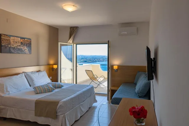 Quad Comfort Sea View، CDSHotels Terrasini 1/5
