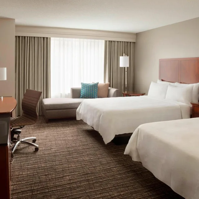 غرفة بسريرين مزدوجين مع دخول الصالة، Marriott Eaton Centre Toronto 2/4