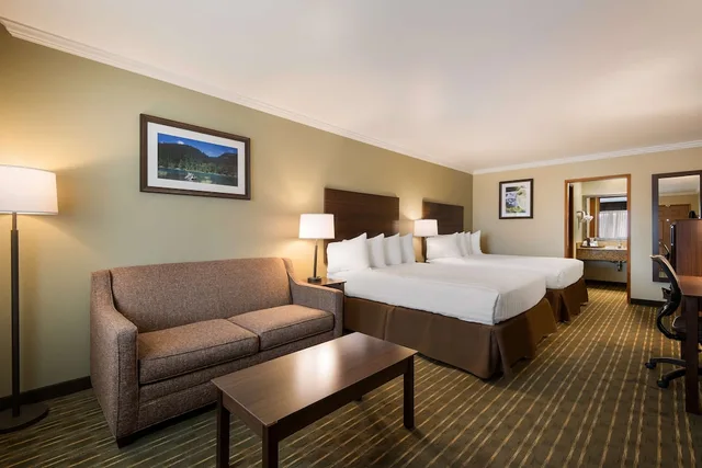 غرفة قياسية بسريرين كوين مع أريكة بمطبخ، Best Western Holiday Hotel 7/10