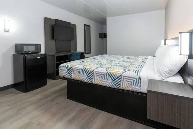 غرفة ديلوكس بسرير كينج للمدخنين، Motel6 Cincinnati, OH 3/5