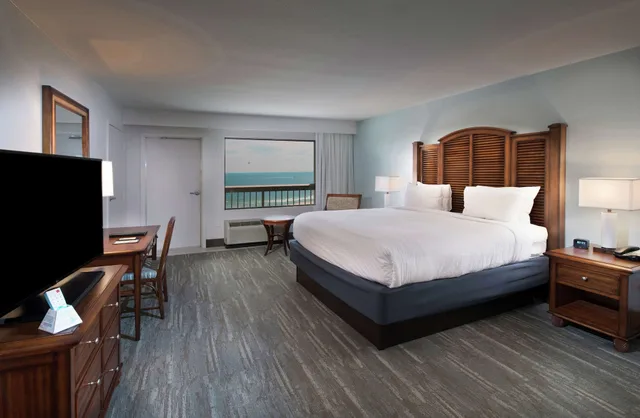 Deluxe, King Bed, Ocean Front، Island House Hotel Orange Beach a Double Tree by Hilton 2/6