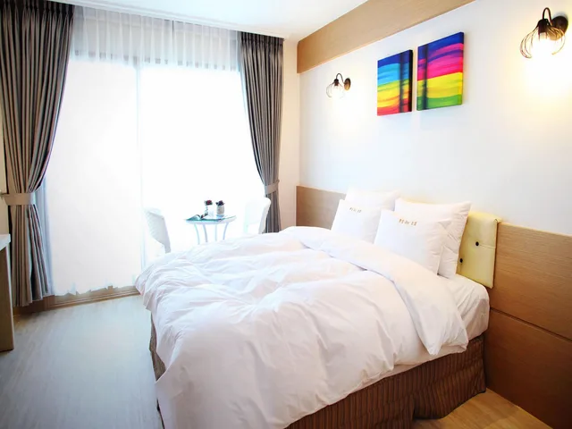 غرفة قياسية بسريرين منفصلين وسرير مزدوج وسرير فردي، Bay Resort Tongyeong 2/2