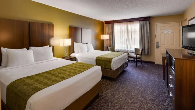Room, 2 Queen Beds, Pool Access، Best Western Plaza Inn 1/7
