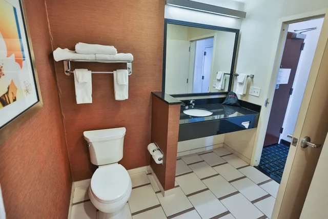 غرفة تنفيذية بسرير كينج بإطلالة جزئية على البحر، Fairfield Inn Suites Fort Walton Beach West Destin 4/5