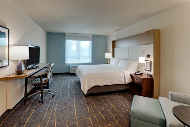 غرفة بسرير كينج، Holiday Inn Mobile - Airport 2/3