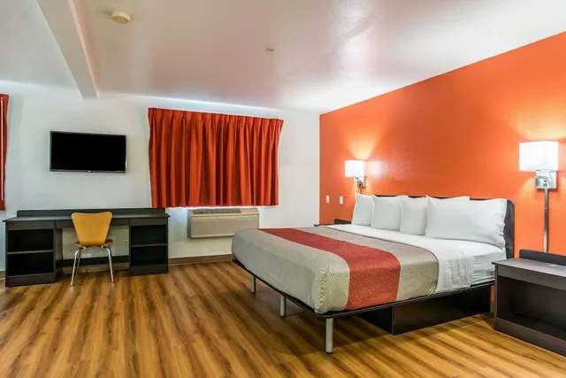 Room, King Bed, Smoking, Motel6 Barkeyville, PA 4/10