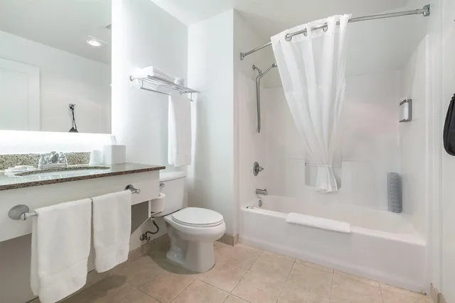 جناح بسرير كينج مع أريكة يُسمح فيها بالحيوانات الأليفة، Marshall Suites Bainbridge Island, SureStay Collection by BW 1/1