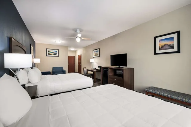 جناح بسريرين كوين مع أريكة بحوض استحمام لذوي الإعاقة، Best Western Plus Lake Dallas Inn & Suites 1/3