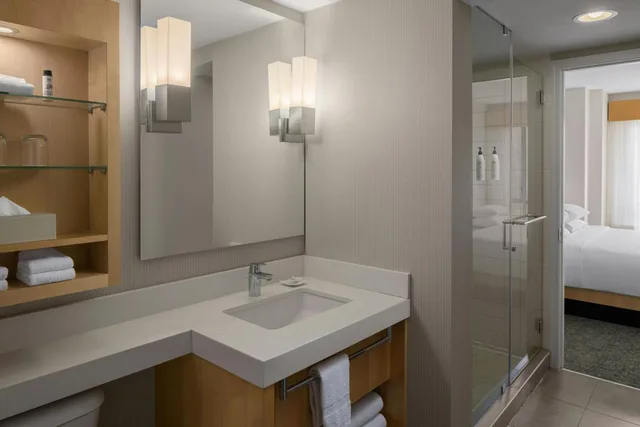 جناح بشرفة بغرفتي نوم مع أريكة بمطبخ، Delta Whistler Village Suites 10/10