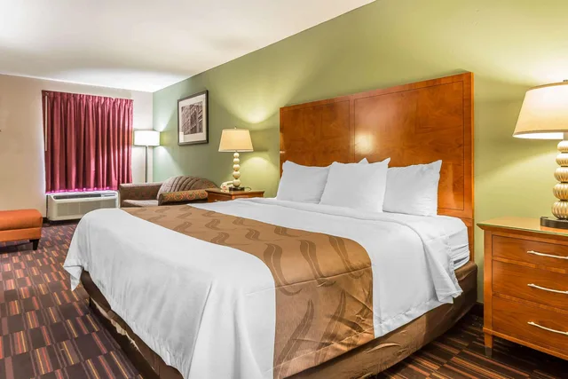 جناح بسرير كينج للمدخنين، Quality Inn & Suites near Robins Air Force Base 2/5