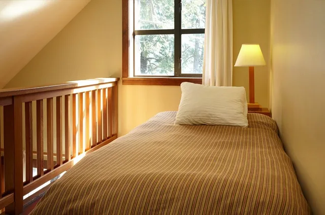 Cabin, 1 Queen and 1 Single Bed, Ocean View, Sofa, Kitchenette, Middle Beach Lodge 3/5