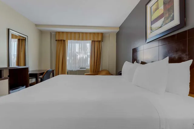 غرفة بسرير كينج، Best Western Plus Brooklyn Bay Hotel 1/7