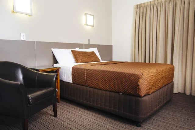 1 Bedroom, Apartment, Queen Bed, Two Story, Dining Area, Kitchen, Bathtub، City Oasis Inn Townsville SureStay Collection by BW 2/5