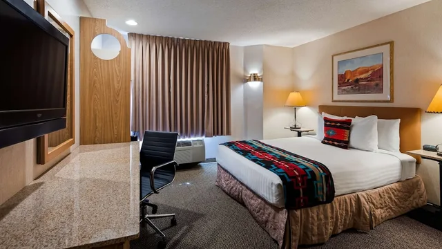 غرفة قياسية بسرير كوين لذوي الإعاقة، Inn at Santa Fe, SureStay Collection by Best Western 2/3