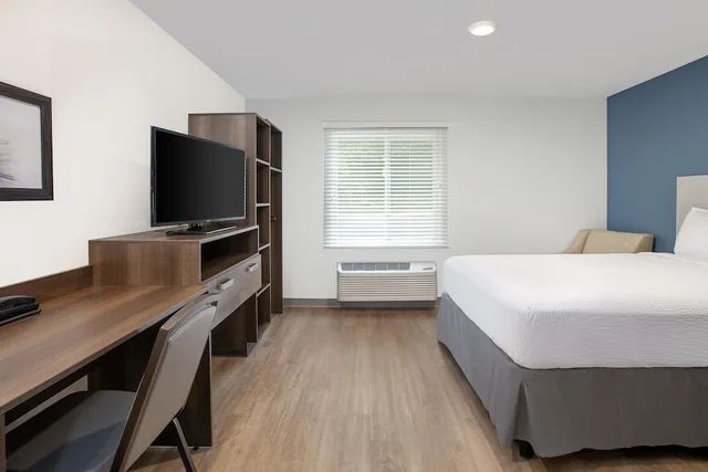 جناح أساسي بسرير كوين، WoodSpring Suites Charlotte - University Research Park 1/10