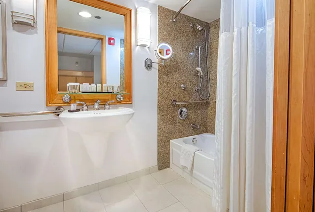 جناح بسريرين كوين بغرفة نوم واحدة لذوي الإعاقة، Embassy Suites by Hilton Chicago O'Hare Rosemont 2/2