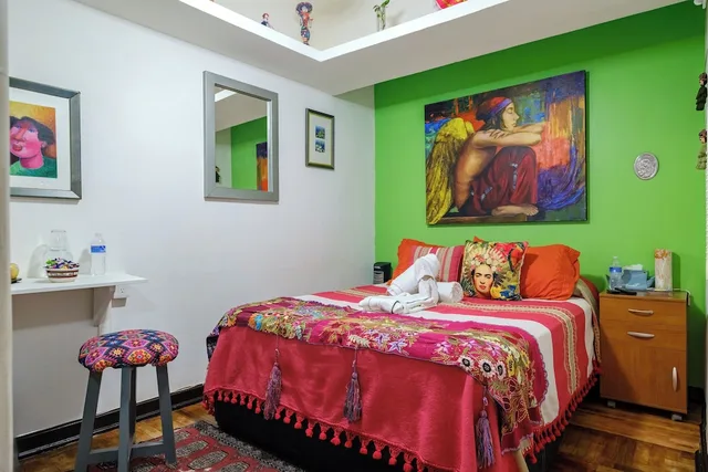 Verde, Queen Bed, No Window, Shared Bathroom، Casa ITZAE B&B 3/10