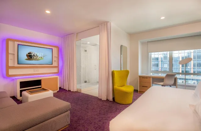 First, King Bed, Sofa، YOTEL Boston, Select by Hilton 1/2