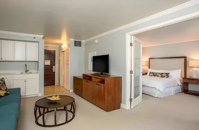 جناح بإطلالة على المسبح بغرفة نوم واحدة، OUTRIGGER Kauai Beach Resort & Spa 1/1