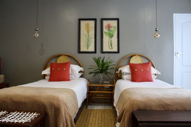 غرفة بسريرين منفصلين بإطلالة على المسبح، Igwalagwala Guest House 2/4
