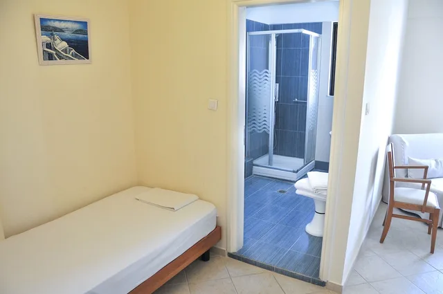 غرفة ثلاثية، Lido Hotel 4/7