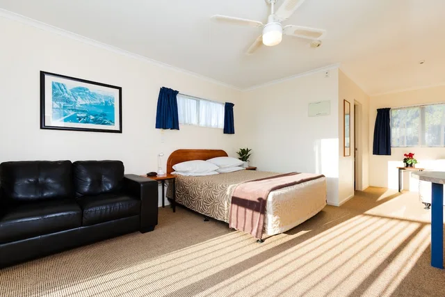 استوديو فاخر بسرير كوين وسرير فردي بحوض جاكوزي، Elliotts Kapiti Coast Motor Lodge 2/3