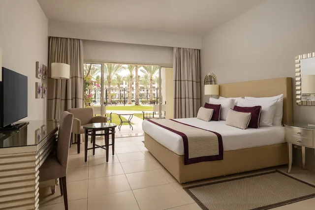 غرفة عائلية بسرير كوين بإطلالة على المسبح في الطابق الأرضي، Jaz Crystal, Almaza Bay 2/3