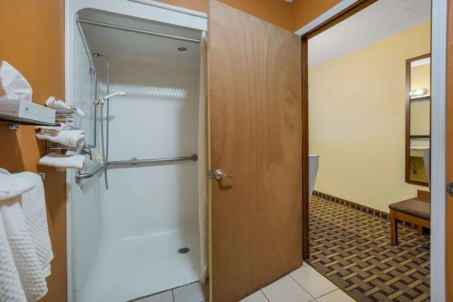 غرفة بسرير كينج لذوي الإعاقة، Quality Inn Ashland I-70 and US 250 3/3