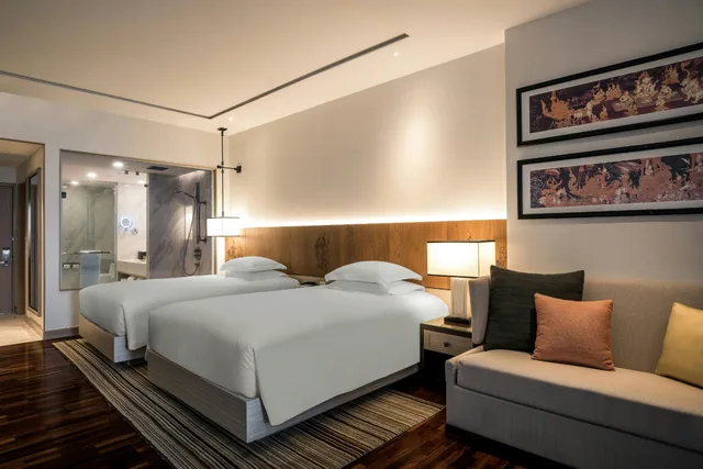 غرفة تنفيذية بسريرين منفصلين بإطلالة على البحر، Hilton Hua Hin Resort and SPA 2/4