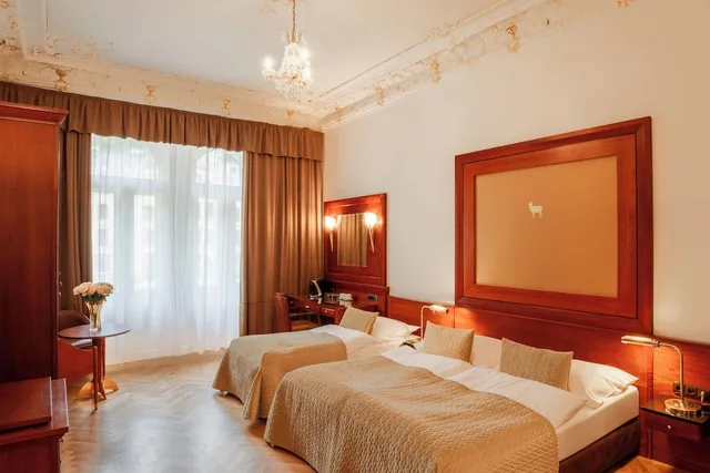 غرفة ديلوكس ثلاثية بسرير كوين وسرير فردي بإطلالة على المدينة بشرفة، Hotel La Bohemia 1/3